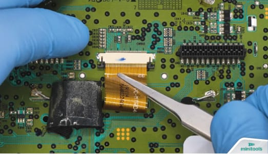 Inserimento FPC nel connettore del PCB dell'autoradio Daewoo di Dacia, Renault, Nissan e Lada