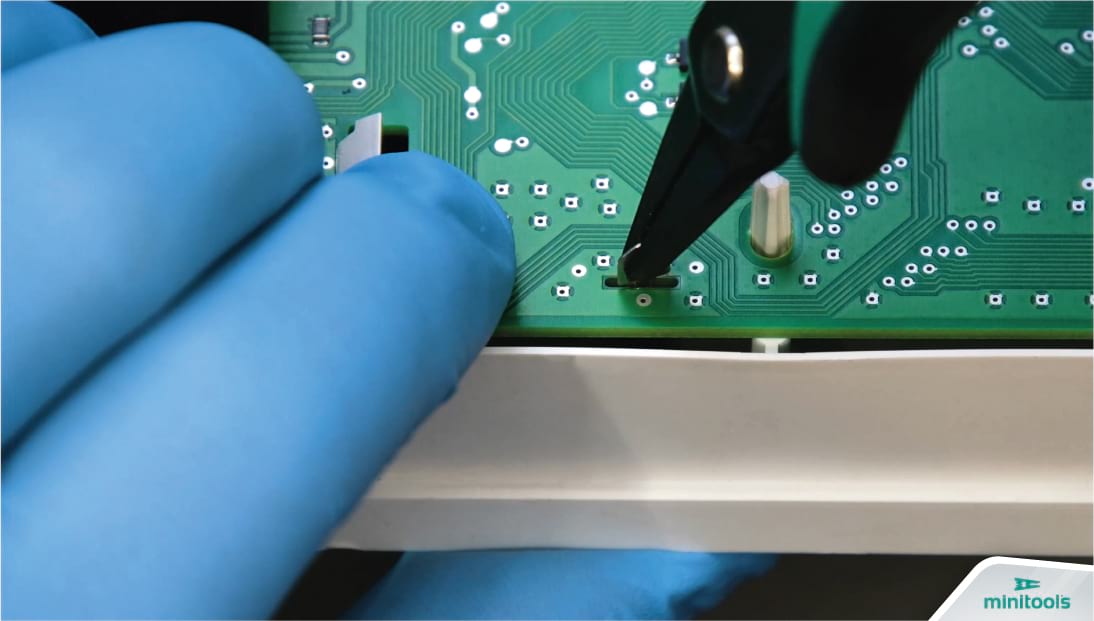 Come fissare la cornice metallica del display LCD dei quadri strumenti della Fiat Panda Mk2