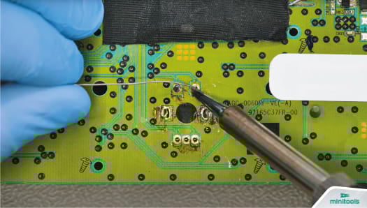 Come saldare il nuovo encoder sul circuito stampato dello stereo Daewoo per Renault e Dacia