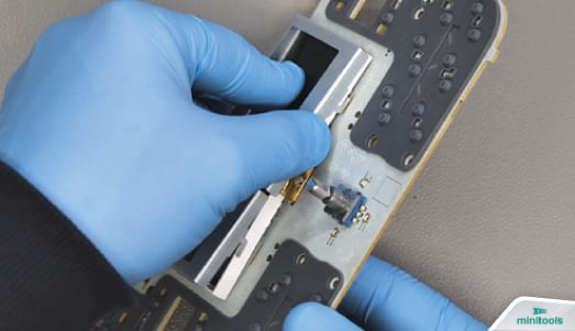 Rimozione cornice mettallica dell'autoradio Daewoo di Dacia, Renault, Nissan e Lada