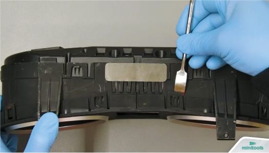 Come smontare i contachilometri di Alfa Romeo 159, 8C, Brera e Spider per sostituire il display LCD